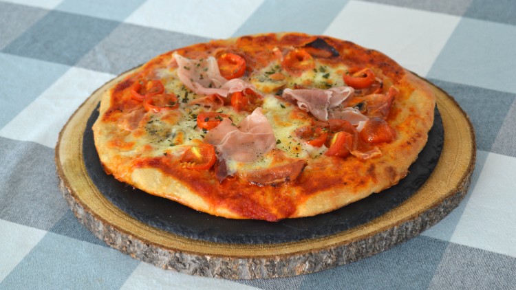 Pizza Caseira de Muçarela e Tomate 